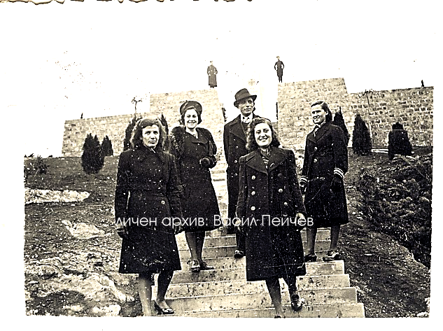 Цариброд_1943_на_стъпалата_в_преддверието_на_военните_гробища_личен_архив_Васил_Пейчев