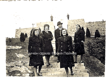 Цариброд_1943_на_стъпалата_в_преддверието_на_военните_гробища_личен_архив_Васил_Пейчев