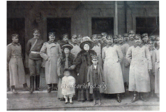 Полковник Пачев със семейството си и военни на гара.